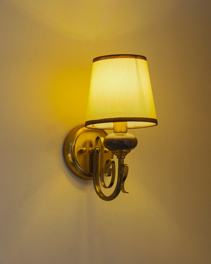 Traditionelle goldene Wandleuchte mit Stoffschirm