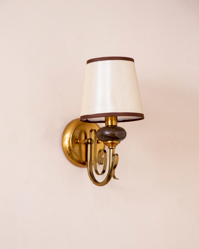 Traditionelle goldene Wandleuchte mit Stoffschirm
