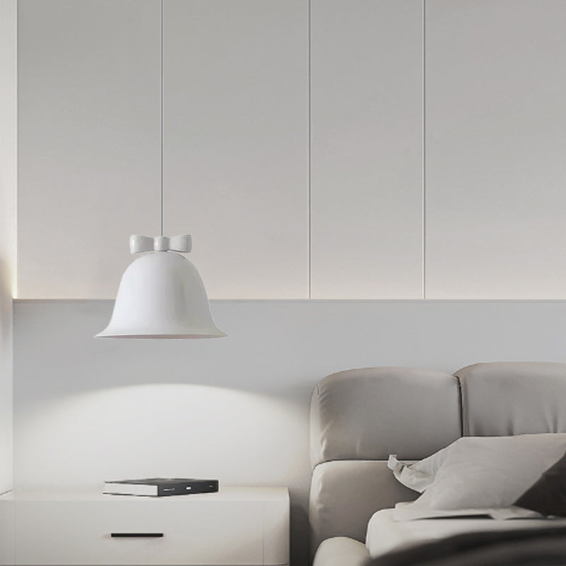 Zeitgenössische skandinavische cremfarbene Glockenfliegenrunde Eisen 1-Licht Pendelleuchte für das Schlafzimmer