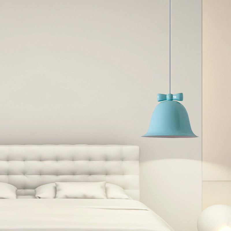 Zeitgenössische skandinavische cremfarbene Glockenfliegenrunde Eisen 1-Licht Pendelleuchte für das Schlafzimmer