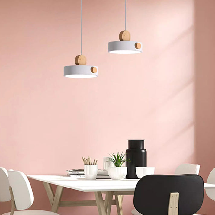 Zeitgenössische skandinavische Metall Gummi Holz Acryl Runde LED Pendelleuchte für das Esszimmer