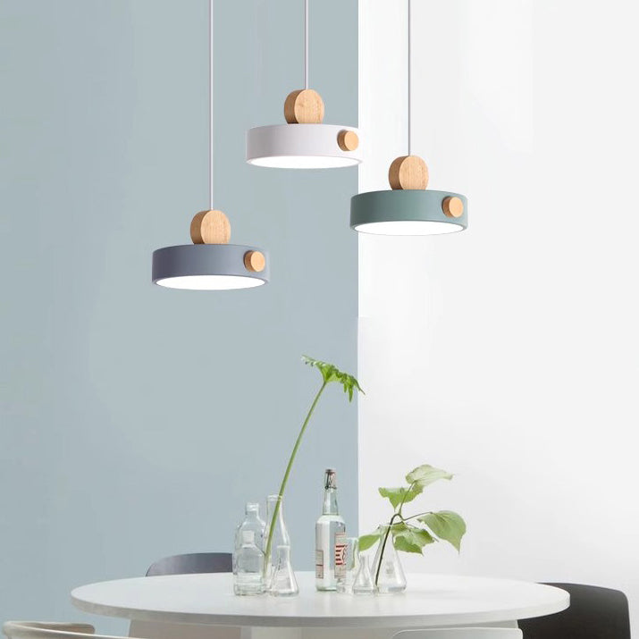 Zeitgenössische skandinavische Metall Gummi Holz Acryl Runde LED Pendelleuchte für das Esszimmer