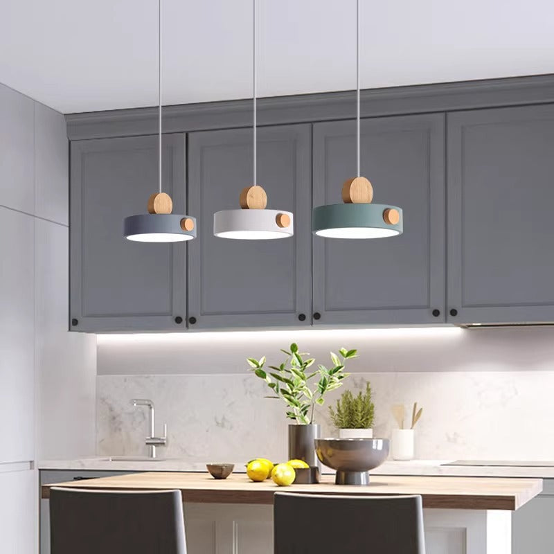 Zeitgenössische skandinavische Metall Gummi Holz Acryl Runde LED Pendelleuchte für das Esszimmer