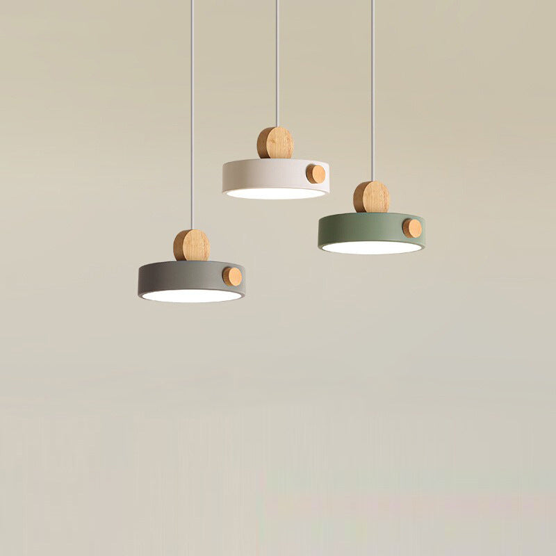 Zeitgenössische skandinavische Metall Gummi Holz Acryl Runde LED Pendelleuchte für das Esszimmer