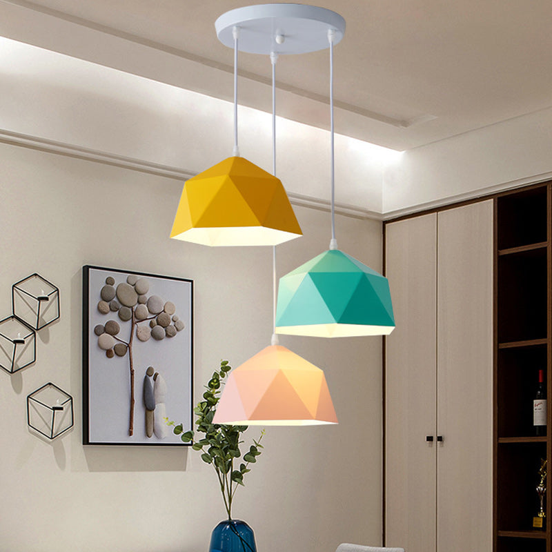 Zeitgenössische skandinavische Eisen geometrische Polygon-Rhombus 1-Licht Pendelleuchte für das Esszimmer