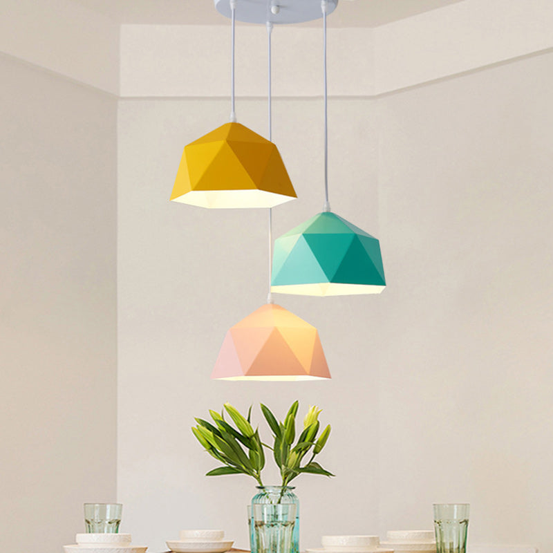 Zeitgenössische skandinavische Eisen geometrische Polygon-Rhombus 1-Licht Pendelleuchte für das Esszimmer