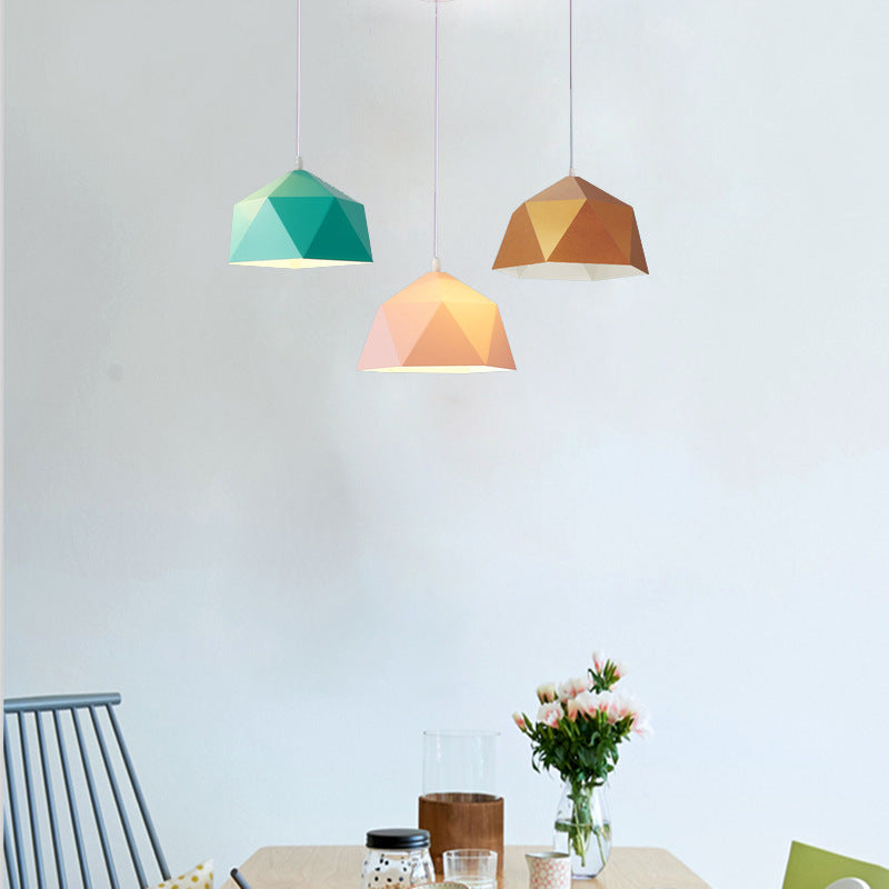 Zeitgenössische skandinavische Eisen geometrische Polygon-Rhombus 1-Licht Pendelleuchte für das Esszimmer