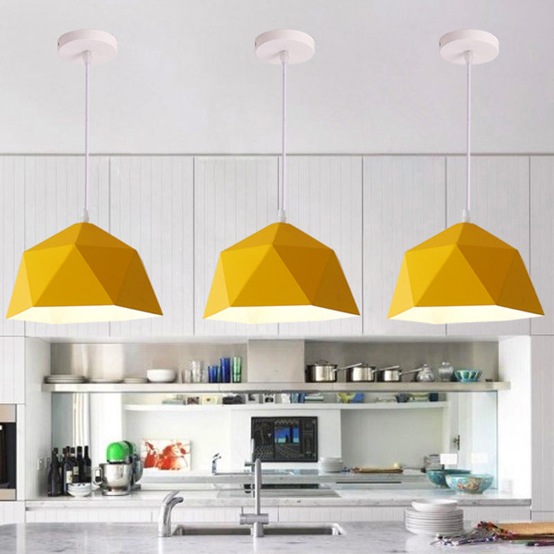Zeitgenössische skandinavische Eisen geometrische Polygon-Rhombus 1-Licht Pendelleuchte für das Esszimmer