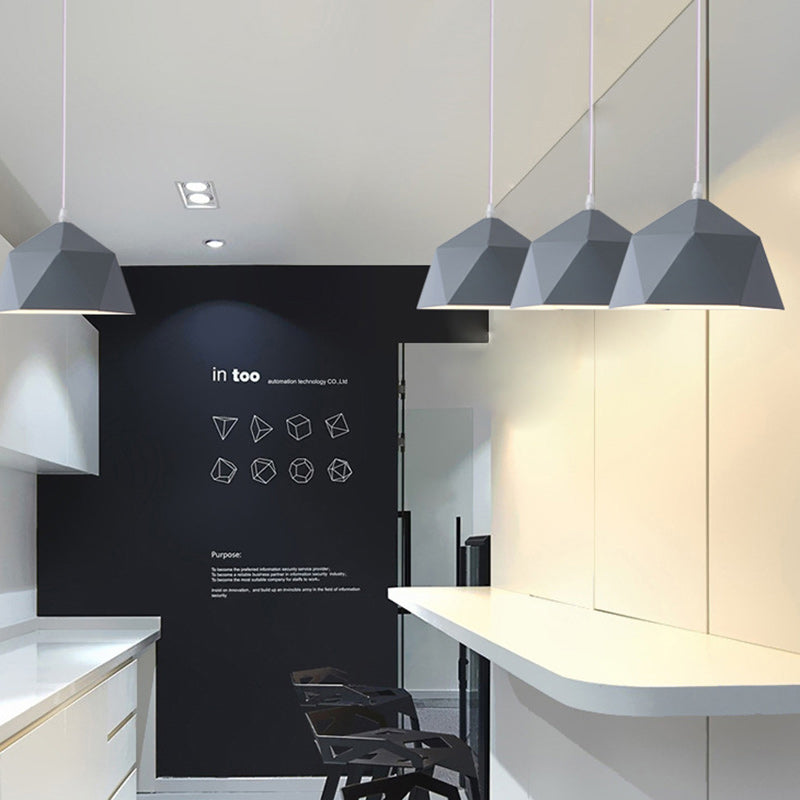 Zeitgenössische skandinavische Eisen geometrische Polygon-Rhombus 1-Licht Pendelleuchte für das Esszimmer