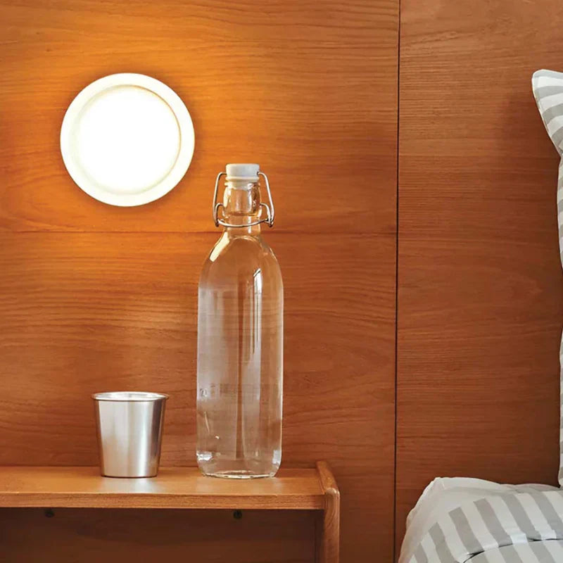 Elegante Wandbeleuchtung mit sanfter Beleuchtung und modernem Design