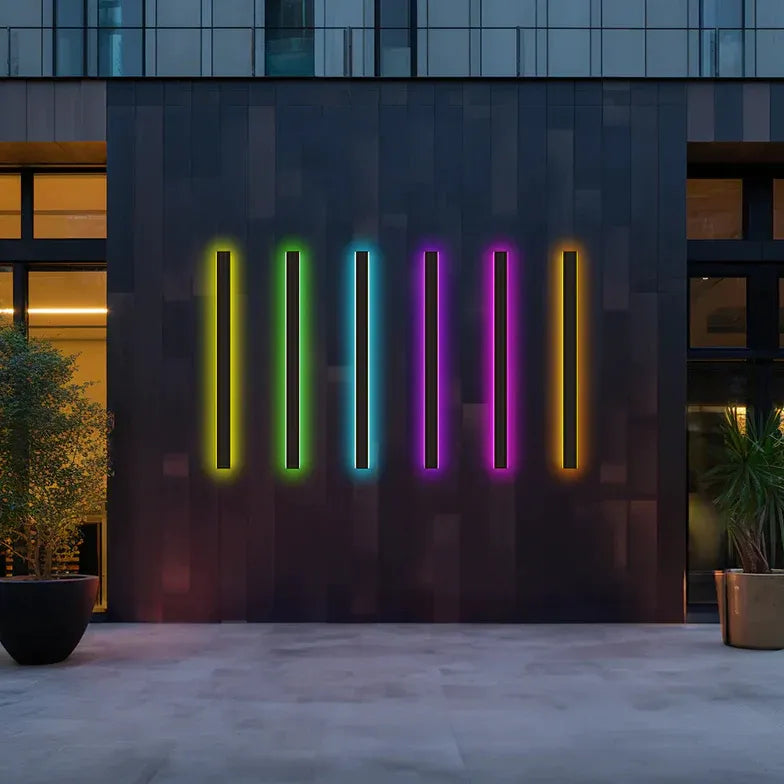 Lineare schwarze minimalistische LED-Außenwandleuchte