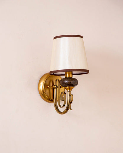 Traditionelle goldene Wandleuchte mit Stoffschirm