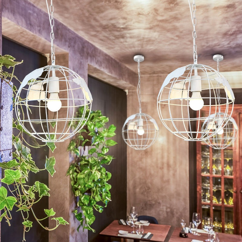 Zeitgenössische skandinavische Orb-Globus Hohler Scheibenbasis Eisen 1-Licht Pendelleuchte für das Wohnzimmer